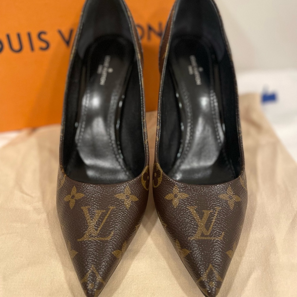 Louis Vuitton Cherie Pump - Picture 2 of 5